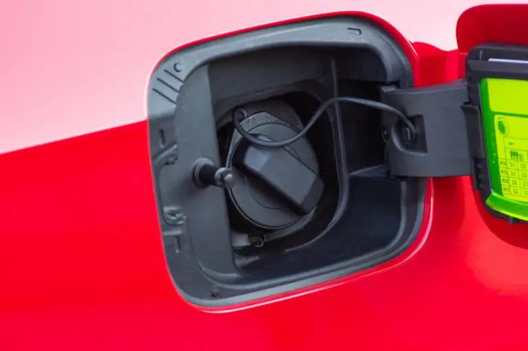 How to Drain a Fuel Tank in the RAV4?